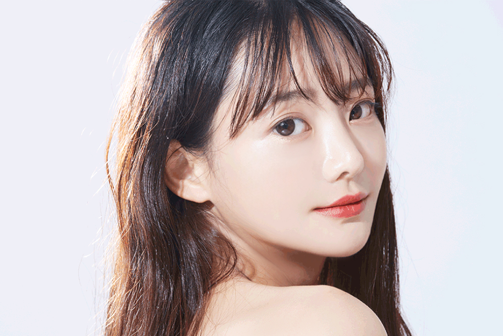 左：レタッチ前　右：レタッチ後